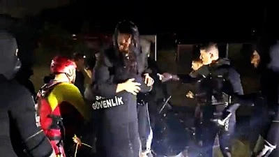 Sarıyer&rsquo;de selde mahsur kalan oyuncu Demet &Ouml;zdemir kurtarıldı