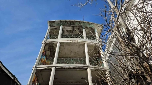 Sarıyer&rsquo;de yıkılma tehlikesi olan asırlık bina korkutuyor
