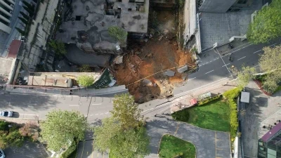 Sarıyer&rsquo;de yol &ccedil;&ouml;kt&uuml;: Doğalgaz sıkıştı, patlama oldu