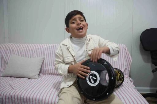 Şarkı s&ouml;ylerken kendinden ge&ccedil;en 9 yaşındaki Ahmet, s&ouml;ylediği şarkıyı adeta yaşıyor
