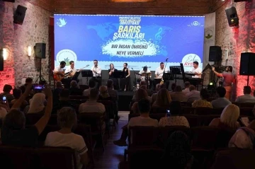 Şarkılar barış dolu bir d&uuml;nya i&ccedil;in seslendirildi
