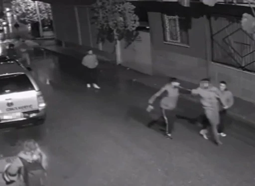 Sarkıntılık iddiasıyla 5 kişi saldırıp bı&ccedil;akla ağır yaraladılar; o anlar kamerada
