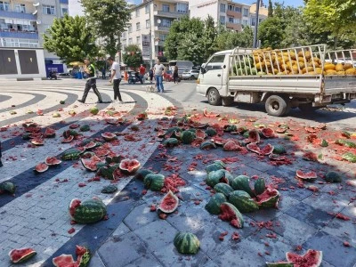 Satışına izin verilmediğini &ouml;ne s&uuml;rd&uuml;ğ&uuml; karpuzları belediye &ouml;n&uuml;nde par&ccedil;aladı