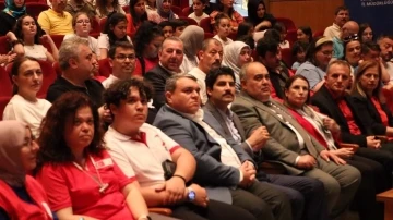 Satran&ccedil; turnuvasında yarışmacılar iyiliğe hamle yaptı
