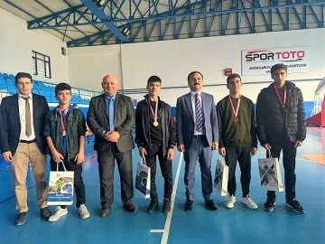 Satran&ccedil; turnuvasının kazananları madalyalarını aldı
