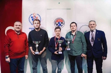 Satran&ccedil; ustaları kupalarını aldı
