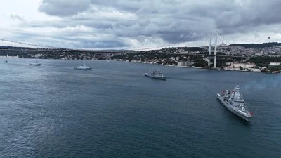Savaş gemilerimizin İstanbul Boğazı'ndan ge&ccedil;işi bu şekilde g&ouml;r&uuml;nt&uuml;lendi