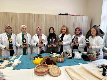 Savaş mağduru &ccedil;ocuklar i&ccedil;in oyuncak ve eşofman &uuml;retiyorlar
