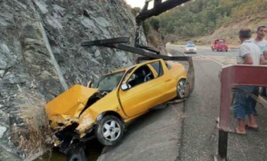 Savrulan otomobil hurdaya d&ouml;nd&uuml;, s&uuml;r&uuml;c&uuml; ara&ccedil;ta sıkıştı