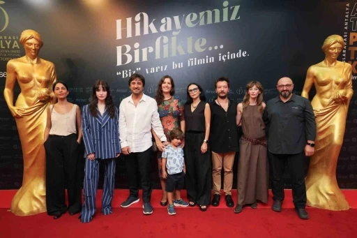 &rsquo;Savrulan Zaman&rsquo; filminin pr&ouml;miyeri Antalya&rsquo;da yapıldı
