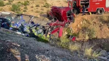 Sebze y&uuml;kl&uuml; tır şarampole yuvarlandı, sıkışan s&uuml;r&uuml;c&uuml;y&uuml; itfaiye kurtardı
