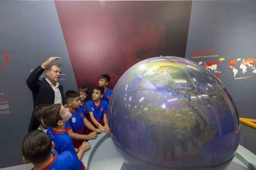 Se&ccedil;er, Mercan Bilim Merkezi&rsquo;nde &ouml;ğrencilerle bir araya geldi
