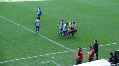 Sedye olmayınca sakatlanan futbolcu karga tulumba saha kenarına taşındı
