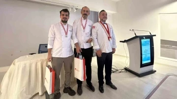 Şeflerin Lezzetleri Yarışması&rsquo;ndan altın madalyayla d&ouml;nd&uuml;ler
