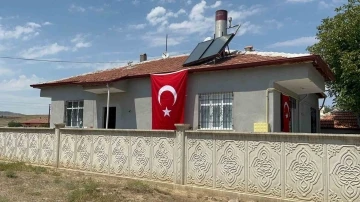 Şehidin baba ocağına T&uuml;rk bayrağı asıldı
