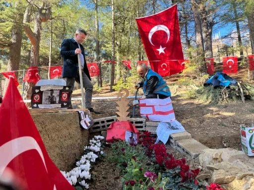 Şehidin kabrine &ouml;ğrenciler duygu dolu notlar bıraktı
