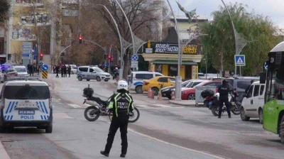 Şehir merkezinde filmleri aratmayan olay! Silahlı bı&ccedil;aklı kişi polise direndi