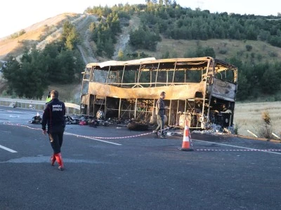 Şehirlerarası yolcu otob&uuml;s&uuml; bariyerlere &ccedil;arparak yandı: 1'i bebek 8 &ouml;l&uuml;, 33 yaralı; Hayatını kaybedenlerin kimlikleri a&ccedil;ıklandı