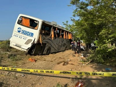 Şehirlerarası yolcu otob&uuml;s&uuml; devrildi: 1 &ouml;l&uuml;, 10'u ağır 26 yaralı