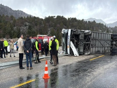 Şehirlerarası yolcu otob&uuml;s&uuml; devrildi: 2'si ağır, 15 yaralı