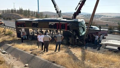 Şehirlerarası yolcu otob&uuml;s&uuml; devrildi: &Ccedil;ok sayıda yaralı var! 