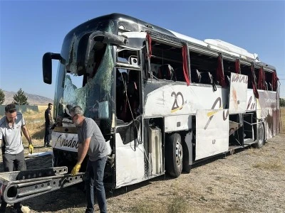 Şehirlerarası yolcu otob&uuml;s&uuml; devrildi: &Ccedil;ok sayıda yaralı var!