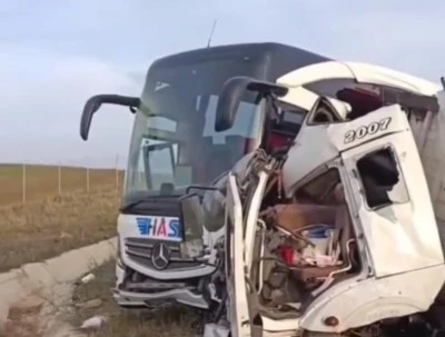 Şehirlerarası yolcu otob&uuml;s&uuml; ile kamyon &ccedil;arpıştı: 1 &ouml;l&uuml; 5 yaralı