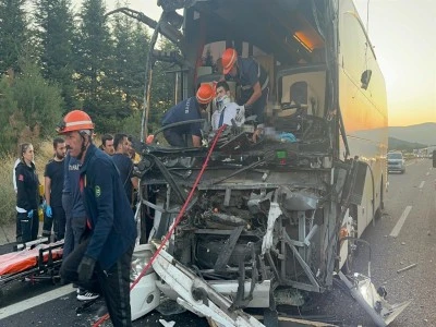 Şehirlerarası yolcu otob&uuml;s&uuml; kamyona &ccedil;arptı: 1 &ouml;l&uuml;, 10 yaralı