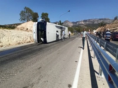 Şehirlerarası yolcu otob&uuml;s&uuml; kamyonla &ccedil;arpıştı: &Ouml;l&uuml; ve yaralılar var! 