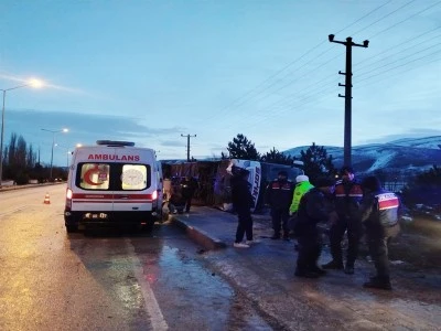 Şehirlerarası yolcu otob&uuml;s&uuml; kaza yaptı: 12 yaralı