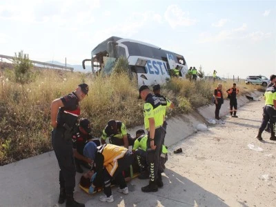 Şehirlerarası yolcu otob&uuml;s&uuml; kaza yaptı: Yaralılardan 1&rsquo;i &ouml;ld&uuml;, 9 kişinin tedavisi s&uuml;r&uuml;yor