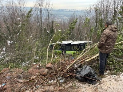 Yolcu otob&uuml;s&uuml; şarampole yuvarlandı: &Ccedil;ok sayıda yaralı var! 