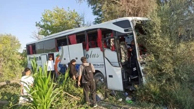 Şehirlerarası yolcu otob&uuml;s&uuml; yoldan &ccedil;ıktı: 7 yaralı
