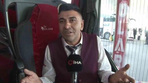 Şehirlerarası yolcu otob&uuml;s&uuml;nde kek ve &ccedil;ayın yerini &ccedil;iğk&ouml;fte aldı
