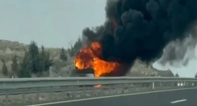 Şehirlerarası yolcu otob&uuml;s&uuml;nde yangın: Yolcular son anda tahliye edildi