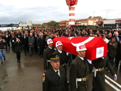Şehit ağabeyinin cenazesini, asker selamıyla karşıladı