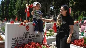 Şehit aileleri bayramın ilk g&uuml;n&uuml;nde Edirnekapı Şehitliği'ni ziyaret etti
