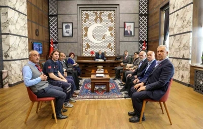 Şehit ailelerinden Vali &Ccedil;elik&rsquo;e ziyaret
