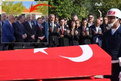 Şehit cenazesindeki tepkiler giderek b&uuml;y&uuml;yor! 