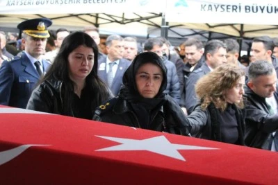 Şehit eşini askeri montuyla son yolculuğuna uğurladı