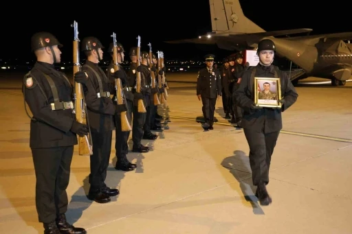 Şehit oğlunu karşılayan baba Hasan Alan: &ldquo;&Uuml;lkesi, devleti, namusu i&ccedil;in kahramanca şehit oldu&rdquo;
