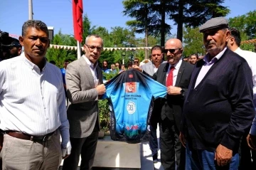Şehit &Ouml;mer Halisdemir&rsquo;in anısına 950 kilometre pedal &ccedil;evirdiler
