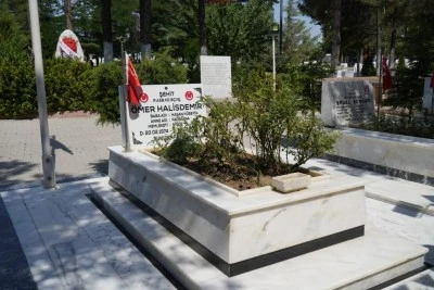 Şehit &Ouml;mer Halisdemir kabri başında anıldı
