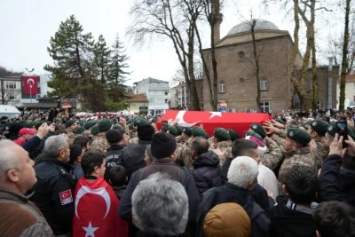 Şehit polis, g&ouml;rev arkadaşlarının omzunda dualarla uğurlandı