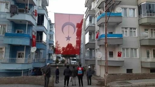 Şehit teğmenin baba evine T&uuml;rk bayrağı asıldı
