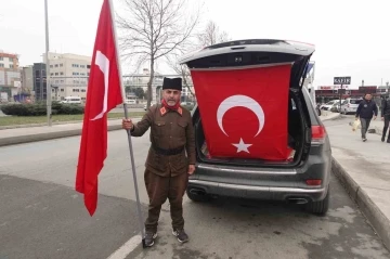 Şehitler anısına asker &uuml;niforması ile &Ccedil;anakkale&rsquo;ye y&uuml;r&uuml;yor
