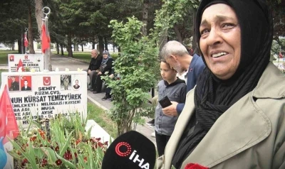 Şehitlikte buruk Anneler G&uuml;n&uuml;
