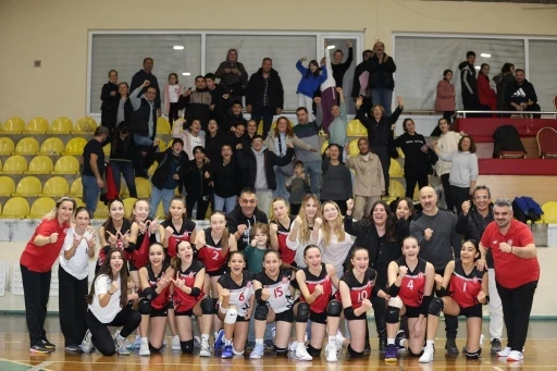 Şehzadeler Belediyesi K&uuml;&ccedil;&uuml;k Kızlar Voleybol Takımı final grubuna y&uuml;kseldi
