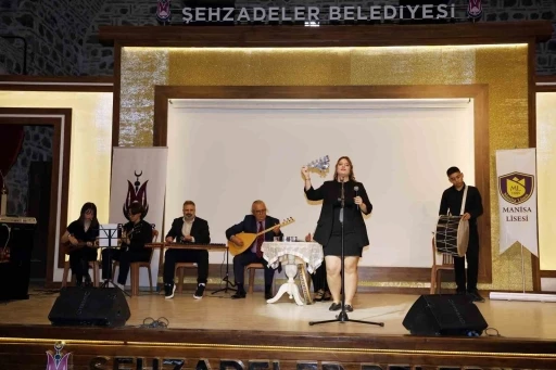 Şehzadeler&rsquo;de melodilerle ta&ccedil;lanan &Ouml;ğretmenler G&uuml;n&uuml; programı
