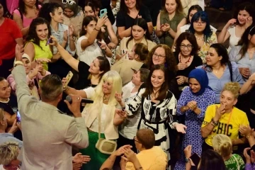 Şehzadeli kadınlar, &lsquo;Kadınlar Matinesi&rsquo;nde g&ouml;n&uuml;llerince eğlendi
